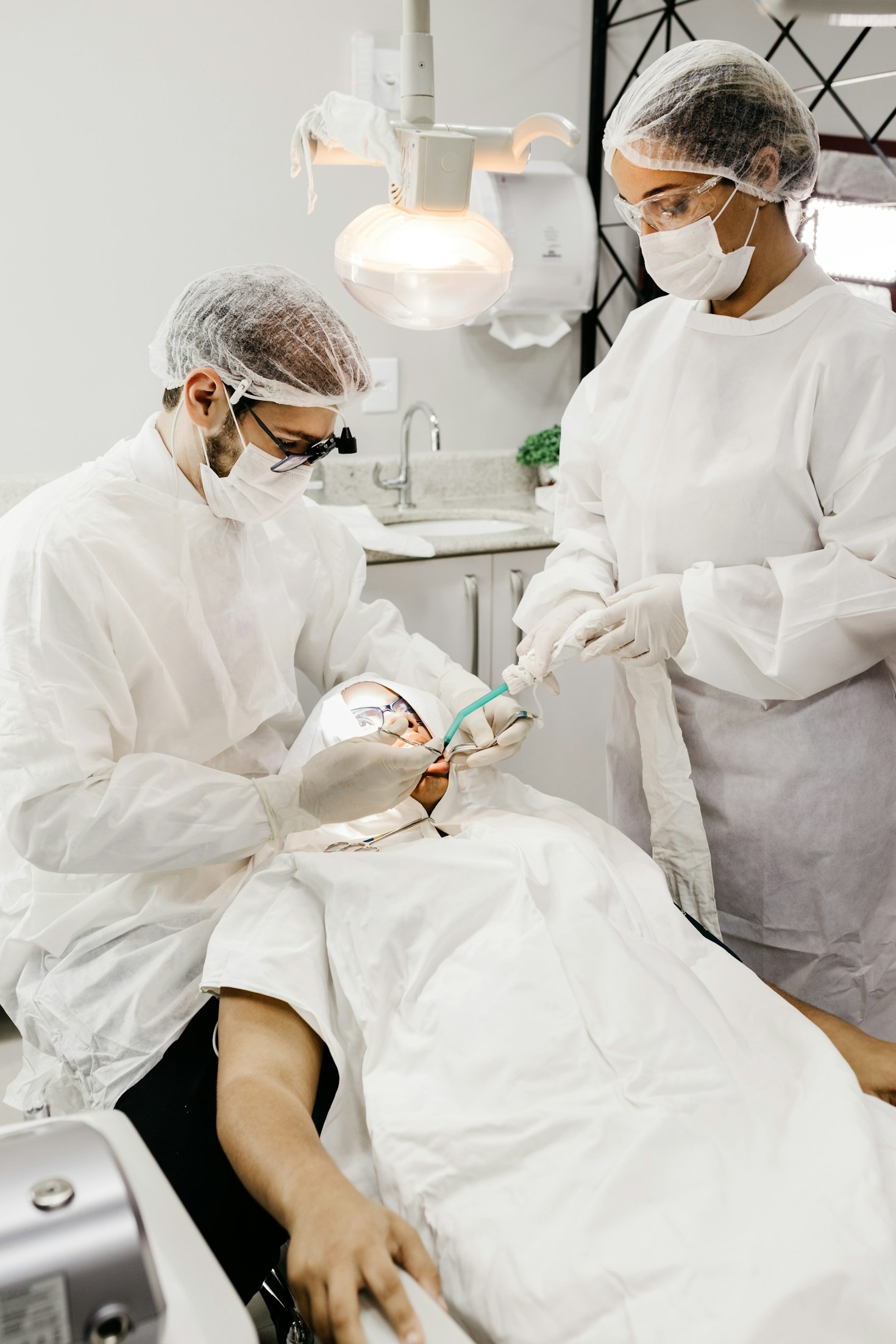 Dicas essenciais para um clareamento dental seguro